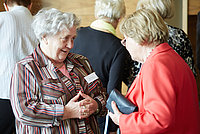 Prof. Dr. Sieglinde Heppener (Seniorenrat des Landes Brandenburg) im Gespräch mit Antje Kircheis (Seniorenrat Rüdersdorf) Foto: Fabian Schellhorn Prof. Dr. Sieglinde Heppener (Seniorenrat des Landes Brandenburg) im Gespräch mit Antje Kircheis (Seniorenrat Rüdersdorf) Foto: Fabian Schellhorn