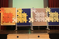 Ausstellungstafel mit Puzzlestücken Ausstellungstafel mit Puzzlestücken