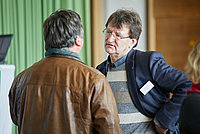 Gerhard Meck (Gesunde Städte-Netzwerk, Bund) im Gespräch mit Torsten Finger (Verein "würdevoll leben e.V.) Foto: Fabian Schellhorn Gerhard Meck (Gesunde Städte-Netzwerk, Bund) im Gespräch mit Torsten Finger (Verein "würdevoll leben e.V.) Foto: Fabian Schellhorn