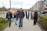 Teilnehmende des Spaziergangs in Potsdam-Drewitz Foto: Fabian Schellhorn Teilnehmende des Spaziergangs in Potsdam-Drewitz Foto: Fabian Schellhorn